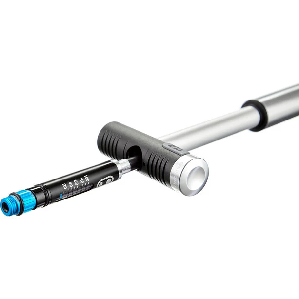 Crankbrothers Klic HV CO2-Pumpe Inkl. Rahmenhalter Analoger Manometer Silber/schwarz 7 Crankbrothers Klic HV CO2-Pumpe Inkl. Rahmenhalter Analoger Manometer Silber/schwarz – Bild 5