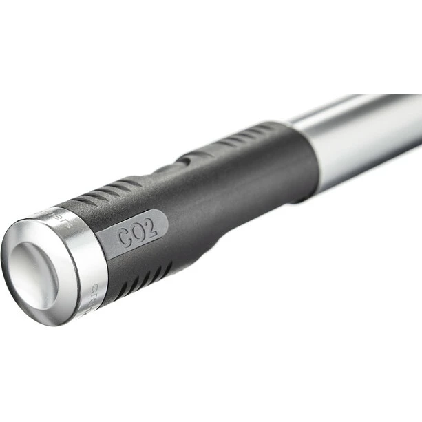 Crankbrothers Klic HV CO2-Pumpe Inkl. Rahmenhalter Analoger Manometer Silber/schwarz 8 Crankbrothers Klic HV CO2-Pumpe Inkl. Rahmenhalter Analoger Manometer Silber/schwarz – Bild 6